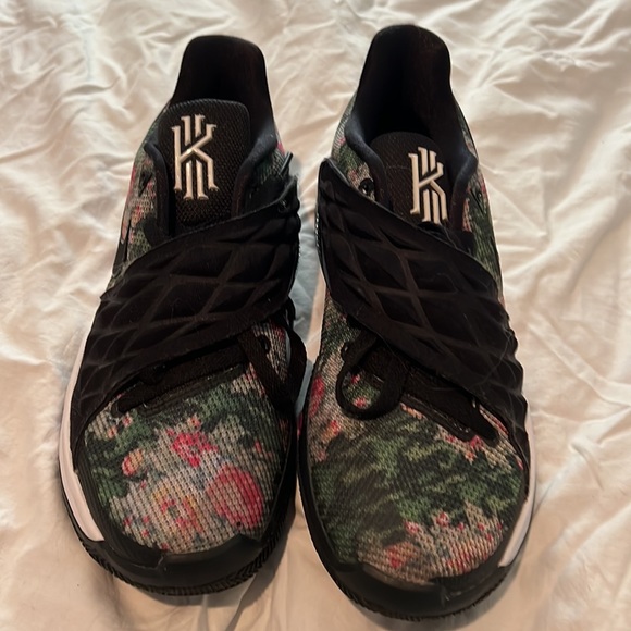 Nike Kyrie Low 1 Floral Basketball Shoes - Men’s 8.5 (10 Women’s) - Picture 3 of 7